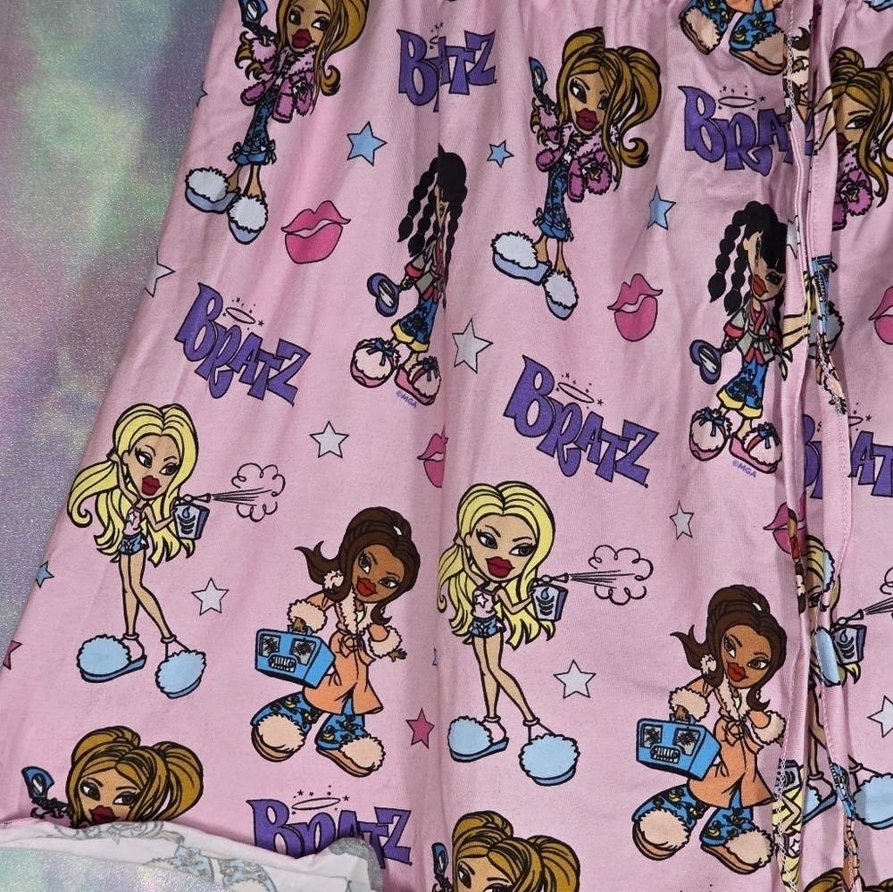 Cakeworthy x Bratz Pink AOP Cropped Pajama Shorts Size 4XL - Picture 3 of 7